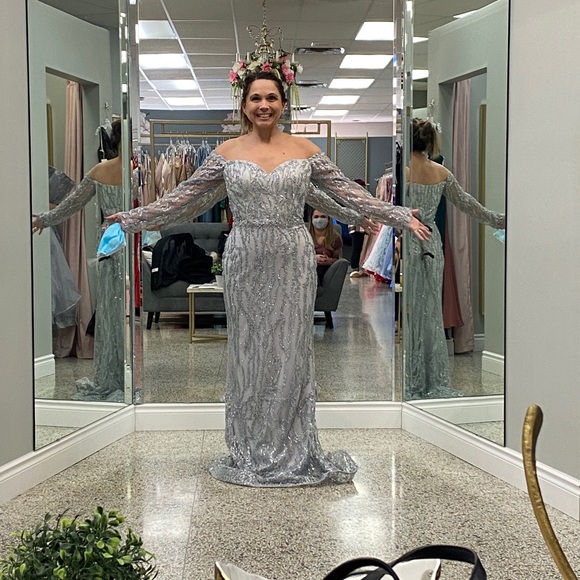 Elegant formal dress with detachable train. Brand new never been worn or altered - Picture 5 of 7